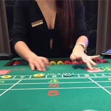 မြန်မာကစားသမား မိုဘိုင်းဖုန်းဖြင့် q333 VIP Cashback စစ်ဆေးနေသောမြင်ကွင်း