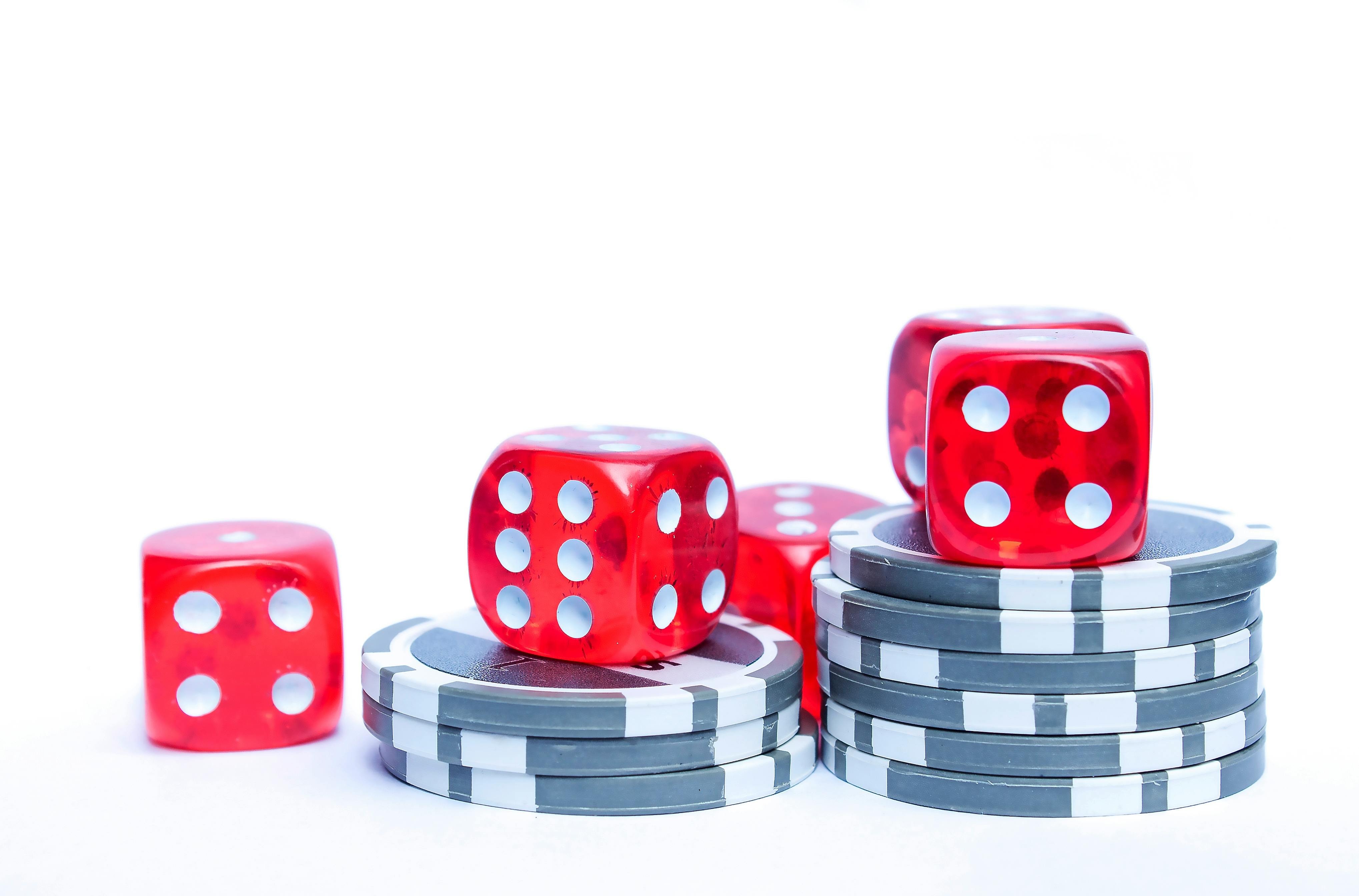 မြန်မာကစားသမား မိုဘိုင်းဖုန်းဖြင့် q333 Jackpot Slots ကစားနေသောမြင်ကွင်း